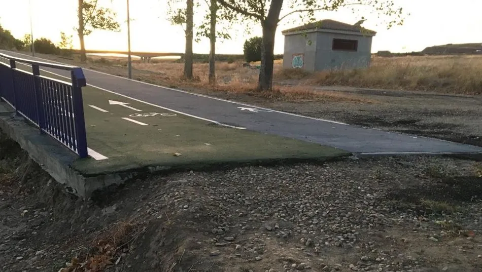 : Carril bici en la pasarela del río Tormes