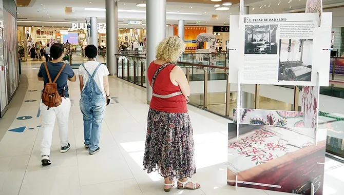 El Centro Comercial El Tormes acoge una exposición sobre  el bordado popular serrano en Salamanca