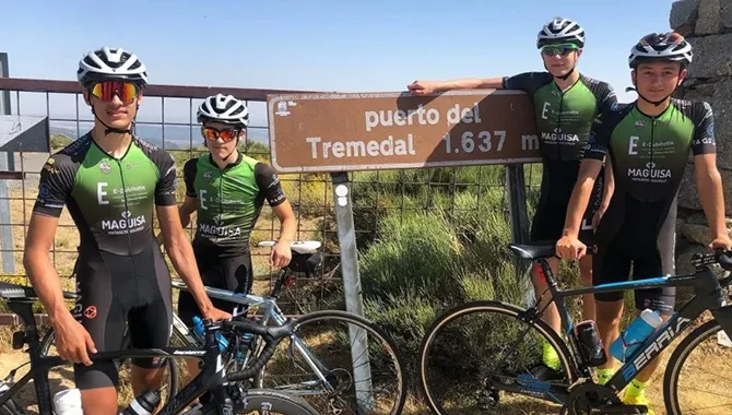 Integrantes de la escuela de ciclismo Moisés Dueñas