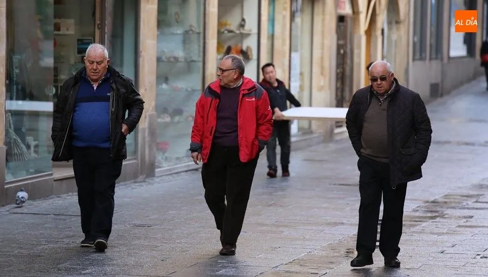 Un grupo de hombres pasea por la calle en una imagen de archivo
