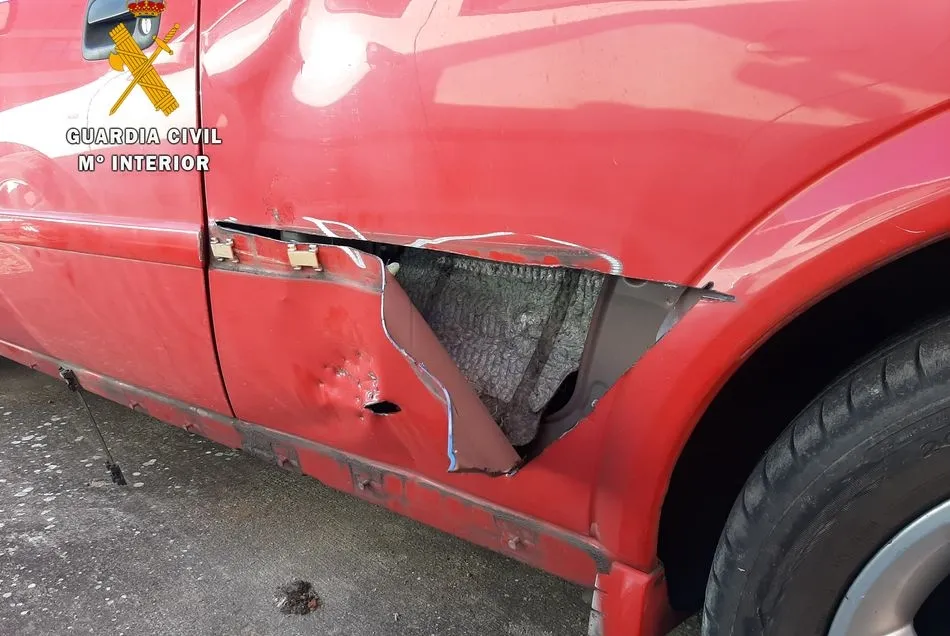 Doble fondo en la carrocería del vehículo donde se ocultaba la droga