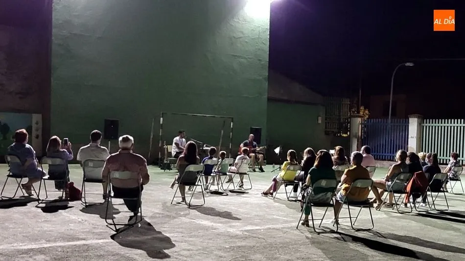 El concierto se celebró al aire libre, en el patio de la escuela.