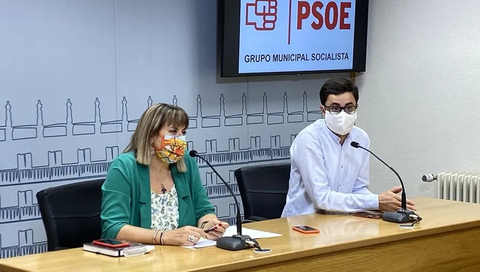 José Luis Mateos (derecha), portavoz del PSOE en el Ayuntamiento de Salamanca