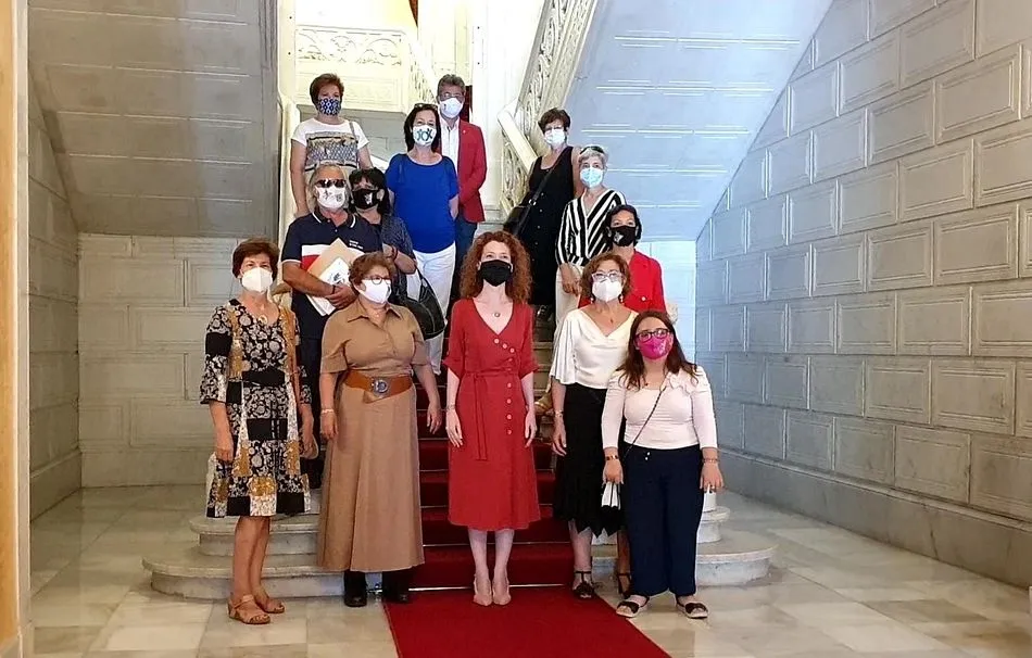 Ana Suárez (centro) con las integrantes de la Asociación Alejandra - Ayto. de Salamanca.