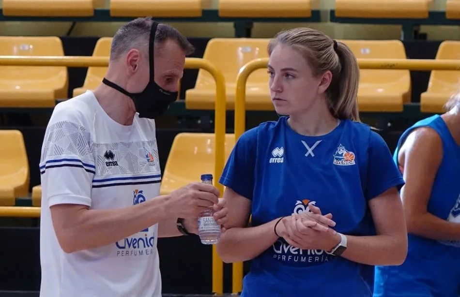 Roberto Iñíguez junto a Karlie Samuelson durante un entrenamiento - CB Avenida