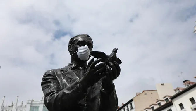 Estatua de Federico García Lorca con una mascarilla en la Plaza de Santa Ana