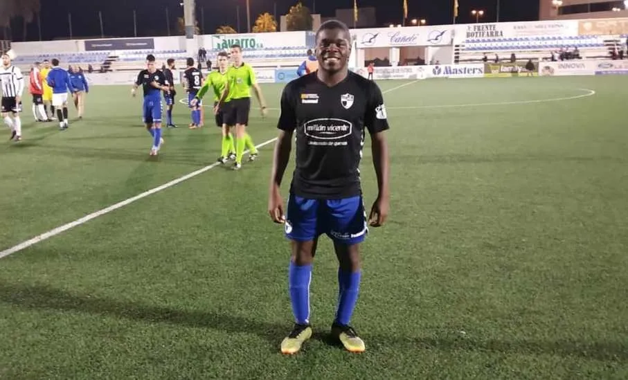 Kever Embeya como jugador del CD Ebro en un encuentro de 2ª B