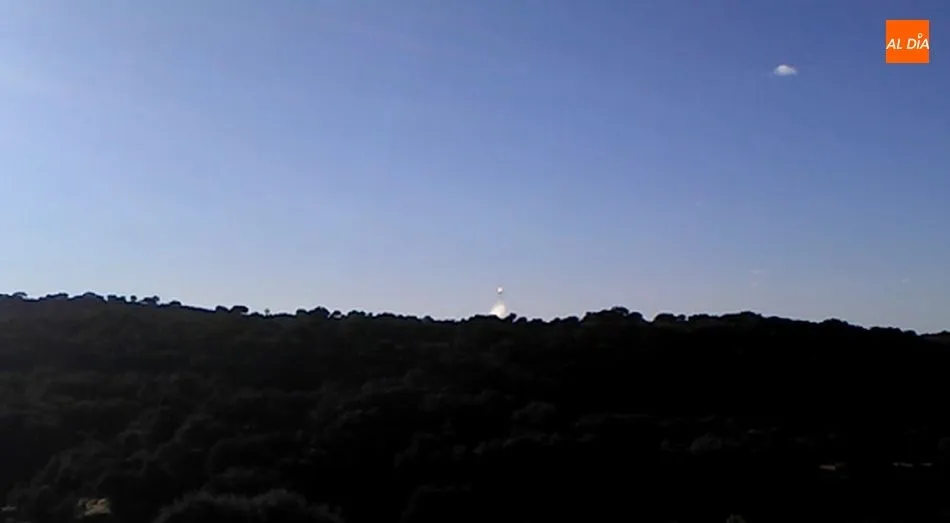 Un helicóptero vertía agua en el foco reactivado este domingo en Bermellar