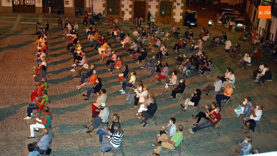 Espectadores guardando las medidas de seguridad en un concierto del Agosto Cultural 2020 / E. Corredera