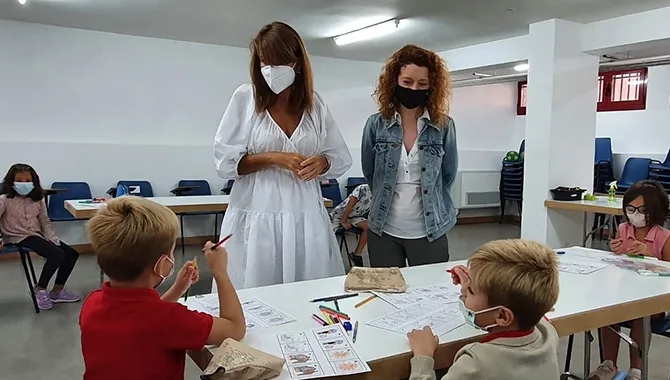 Las concejalas Ana Suárez y Almudena Parres durante su visita de hoy