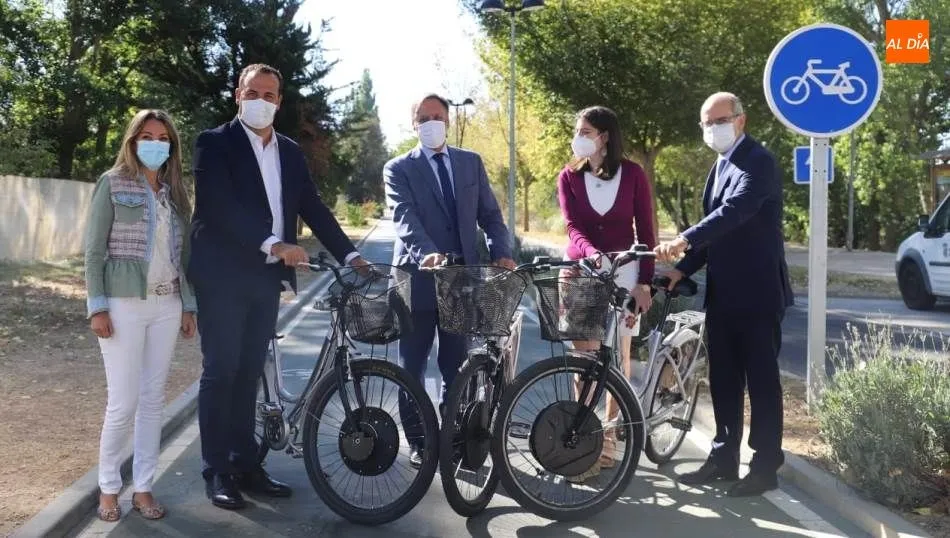 El alcalde, Carlos García Carbayo, y su homólogo de Santa Marta de Tormes, David Mingo, en la presentación de este acuerdo, junto al presidente de la Diputación, Javier Iglesias, y otras autoridades. Foto Lydia González