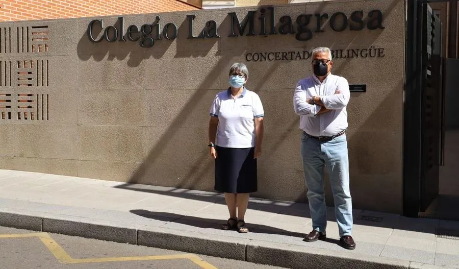 Francisco Javier Pascual, director de la agencia Reale Campoamor, en la entrega de este material de prevención en el colegio La Milagrosa. Foto de Lydia González