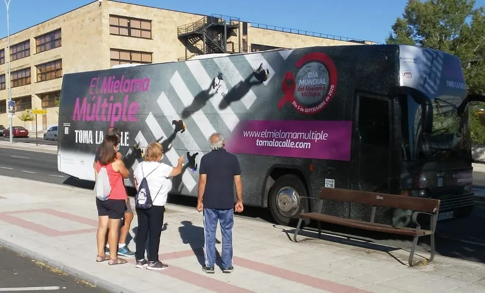 Autobús de la campaña El mieloma múltiple toma la calle