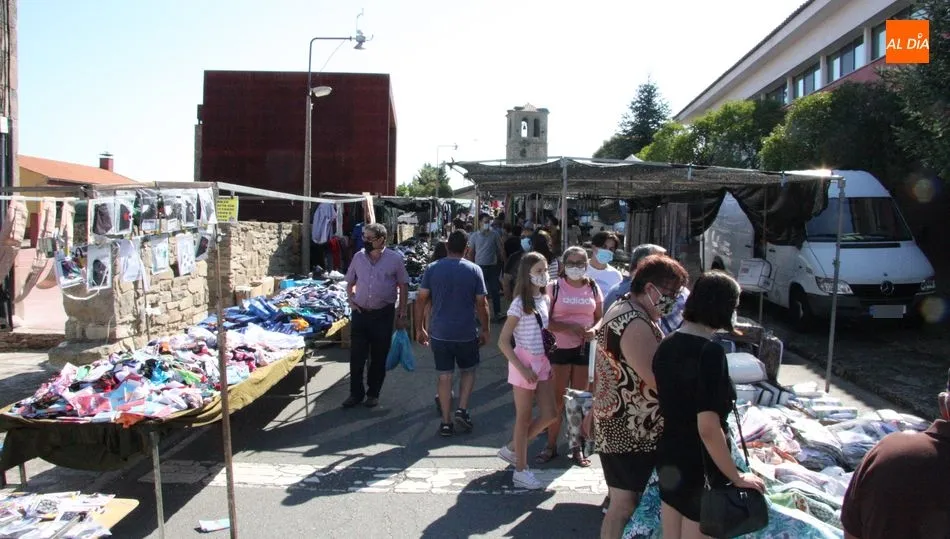Excelente afluencia de público al último mercadillo portugués del verano en Trabanca
