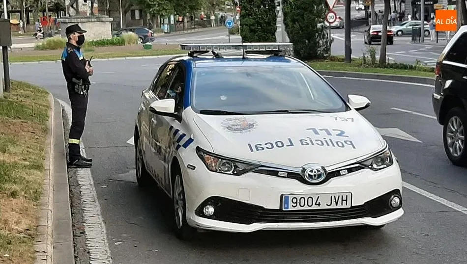 Agente de la Policía Local junto a la plaza de España. Foto de archivo