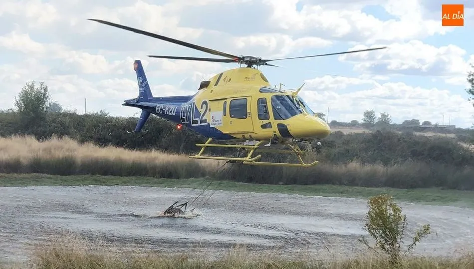 DE nuevo una charca ganadera servía para surtir a los helicópteros de agua y apagar el incendio / ARCHIVO