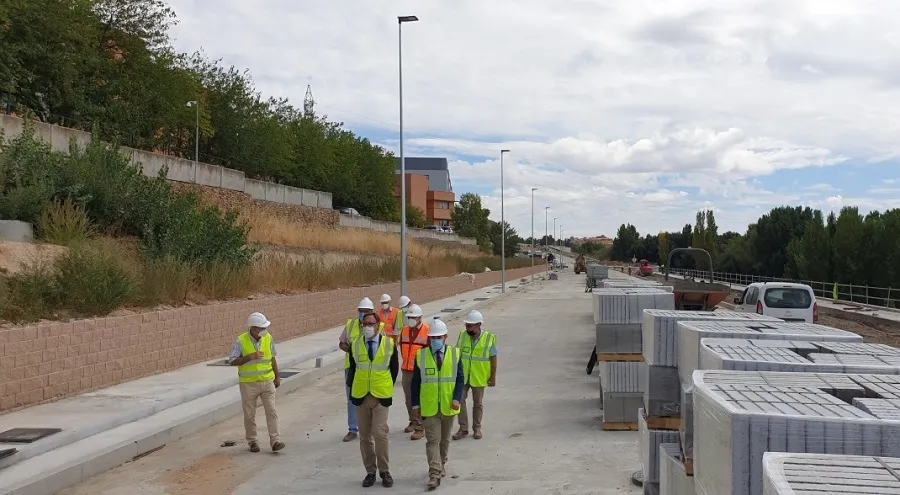 Visita del alcalde de Salamanca, Carlos García Carbayo, a las obras de este vial