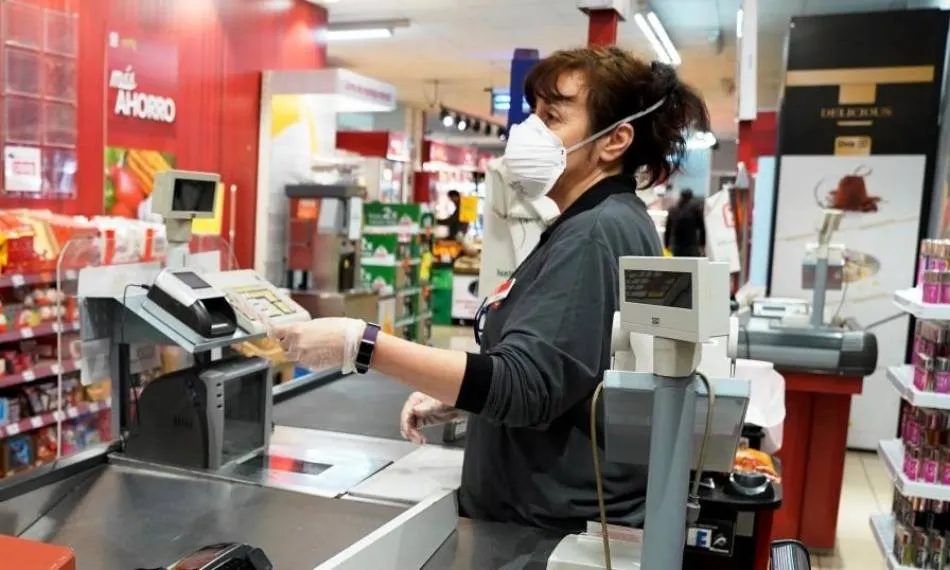 Cajera de una tienda de alimentación