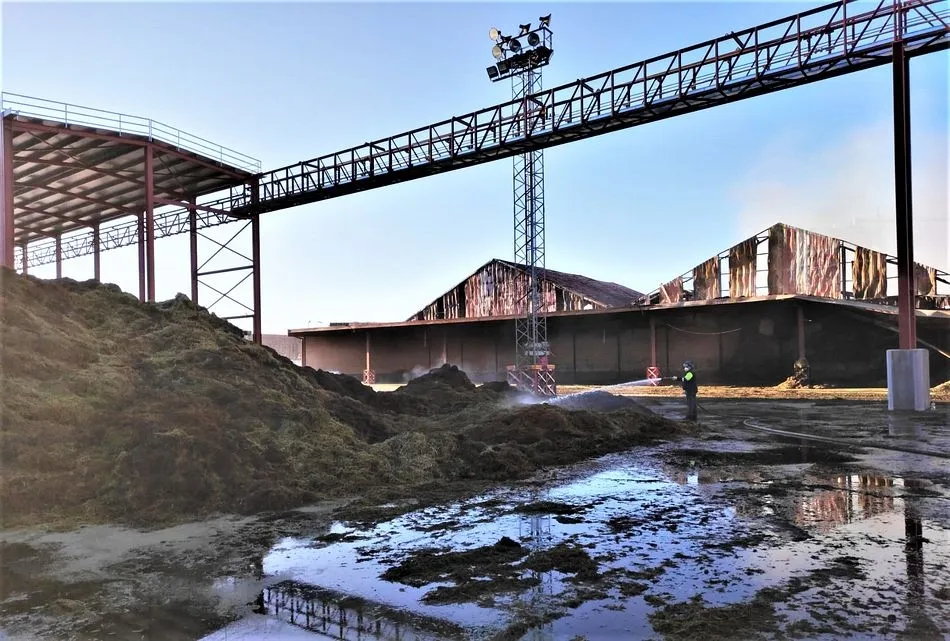 Aspecto de la cooperativa tras ser controlado el grave incendio - Cobadu