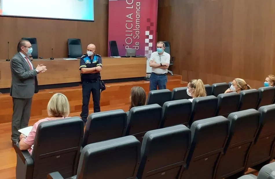 Un instante de la reunión mantenida ayer con los directores de los colegios salmantinos - Ayto. de Salamanca