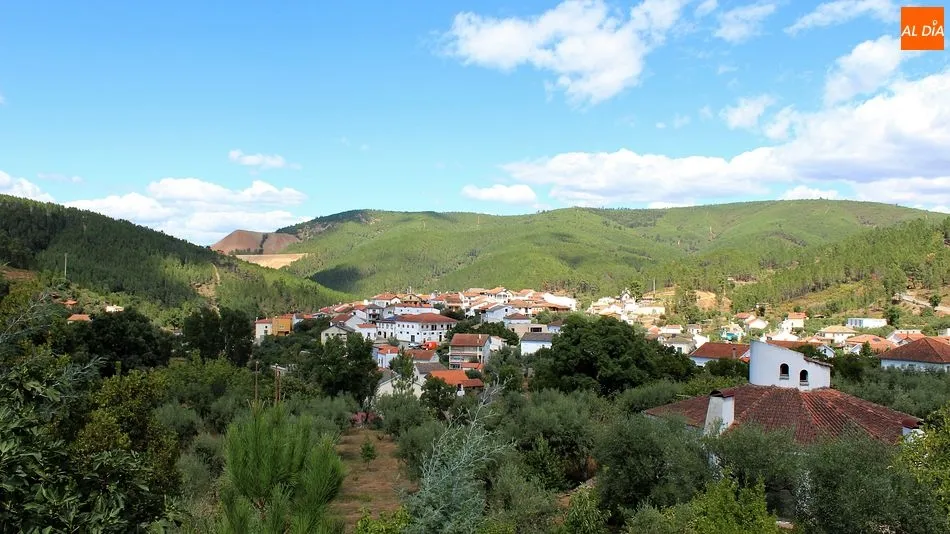 El pueblo de Barroca (Fundão) con la escombrera de las Minas da Panasqueira al fondo/ Fotos: MARTÍN-GARAY