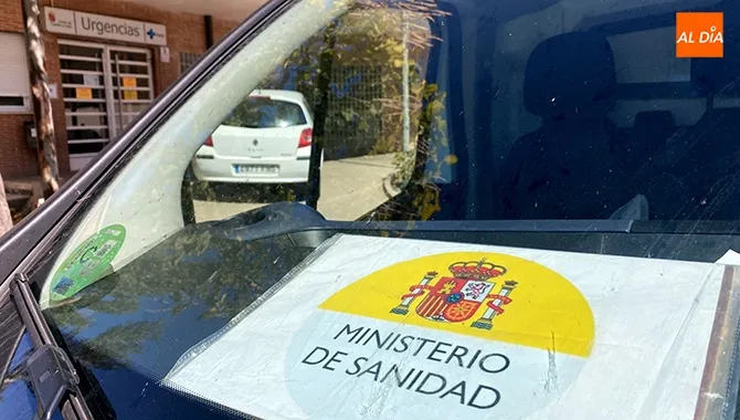 Vehículo del Ministerio de Sanidad junto al servicio de Urgencias del Centro de Salud de Peñaranda
