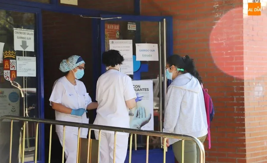 Profesionales sanitarios junto al centro de salud de la Alamedilla