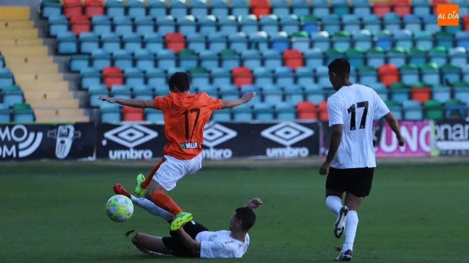 Una acción del encuentro disputado en el Helmántico / Lydia González