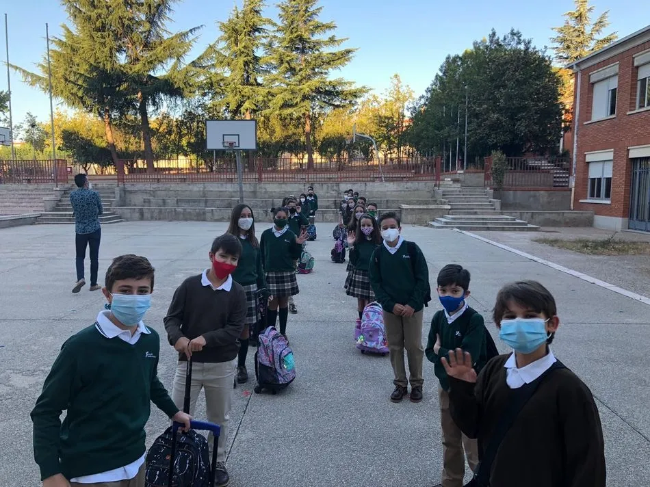 Vuelta a las aulas en el Colegio Santa Teresa de Jesús con las mascarillas como nuevas compañeras