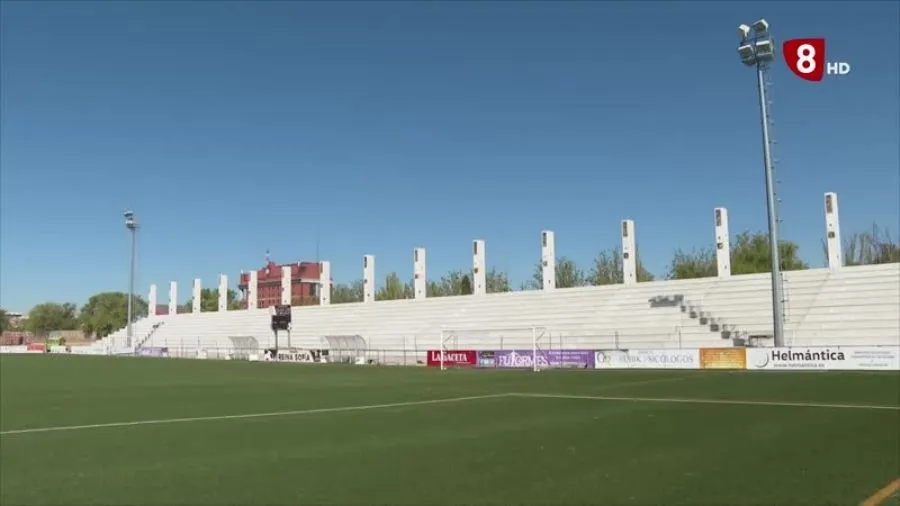 Estado del cesped artificial del Reina Sofía, tras la reparación de estas semanas. Foto RTVCyL