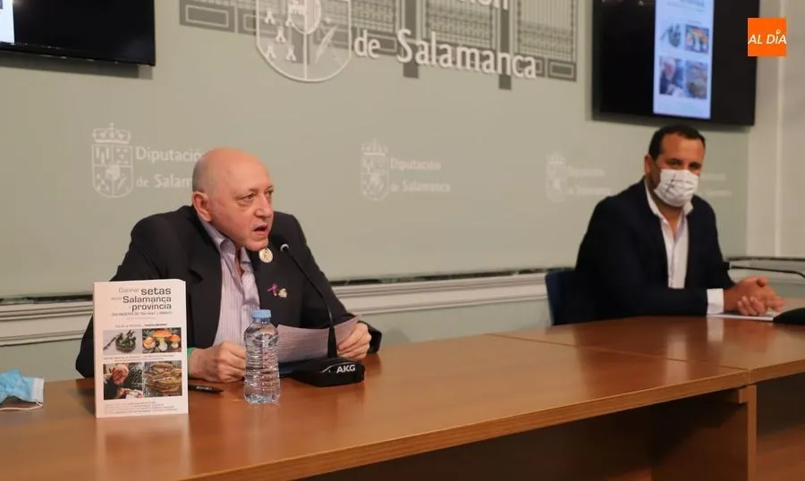 El diputado de Cultura, David Mingo, junto al autor de la publicación, Antonio Martín Manresa, presentan el libro Cocinar setas desde Salamanca y provincia. Foto de Lydia González