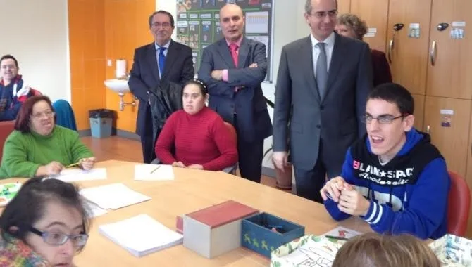 Visita de Javier Iglesias, presidente de la Diputación de Salamanca, a un centro de Asprodes - Archivo