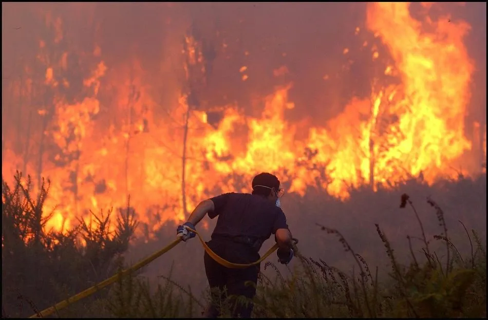 Incendio forestal en Galicia, bomberos y vecinos de los pueblos intentando apagar el fuego prendido en los montes gallegos (A Coruña) - EUROPA PRESS - Archivo