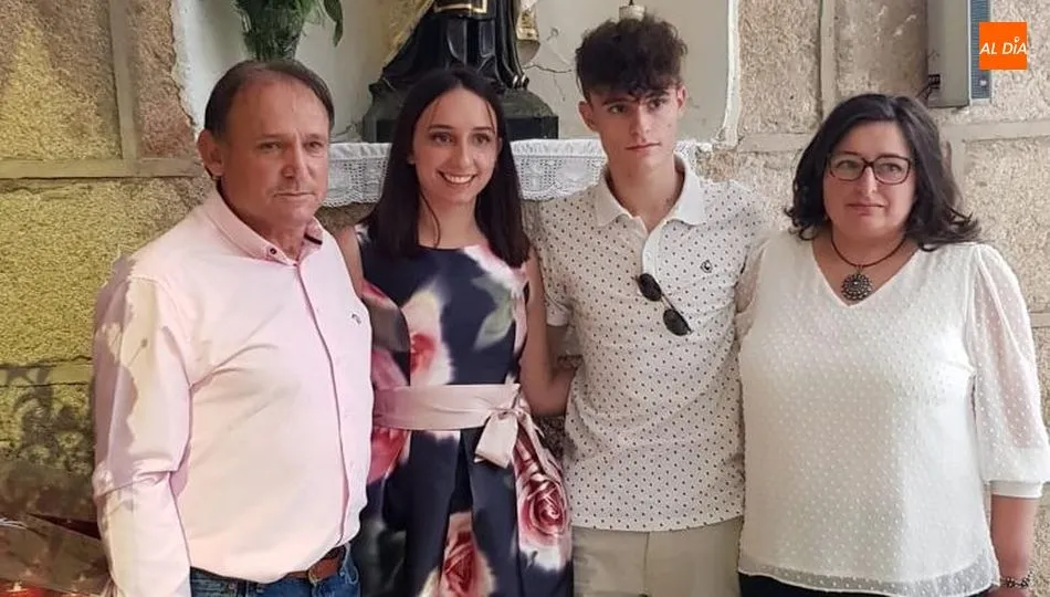 Los hermanos Marcos y Gloria Martin Nieto (centro), acompañados de sus padres