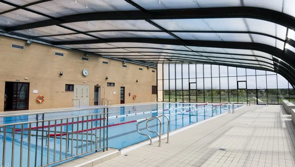 La piscina climatizada de Sardón ya ha echado su cúpula para iniciar la temporada de otoño
