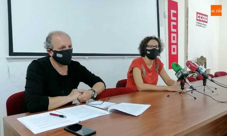 Ángel Lázaro, delegado de salud laboral de CCOO Salamanca y Laura Mayo, secretaria provincial de CCOO Enseñanza. Foto de Lydia González