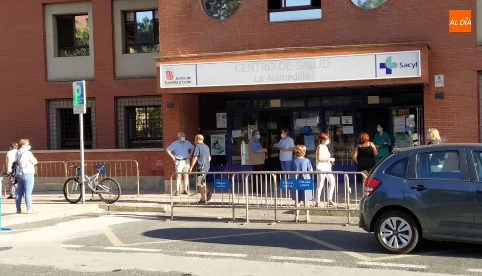 Personal y usuarios del centro de salud de la Alamedilla, en una foto de archivo