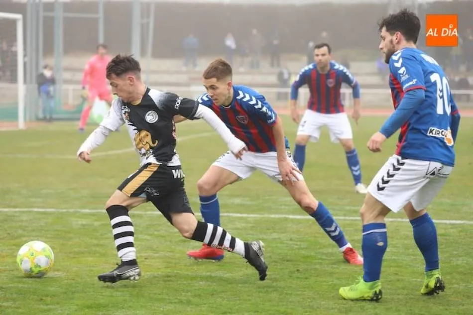 Álvaro Romero en un partido con Unionistas