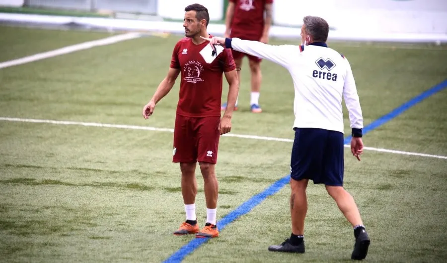 Jacobo Montes, entrenador del CD Guijuelo, en el entrenamiento de este lunes. Foto CD Guijuelo