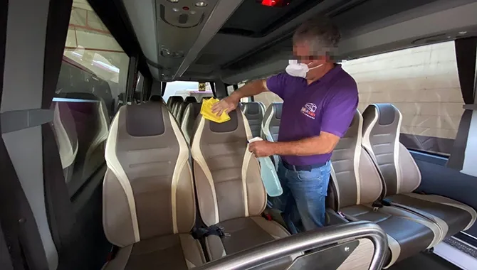 Un trabajador de la empresa Autocares Toursan preparando uno de sus autobuses para el servicio de Transporte Escolar