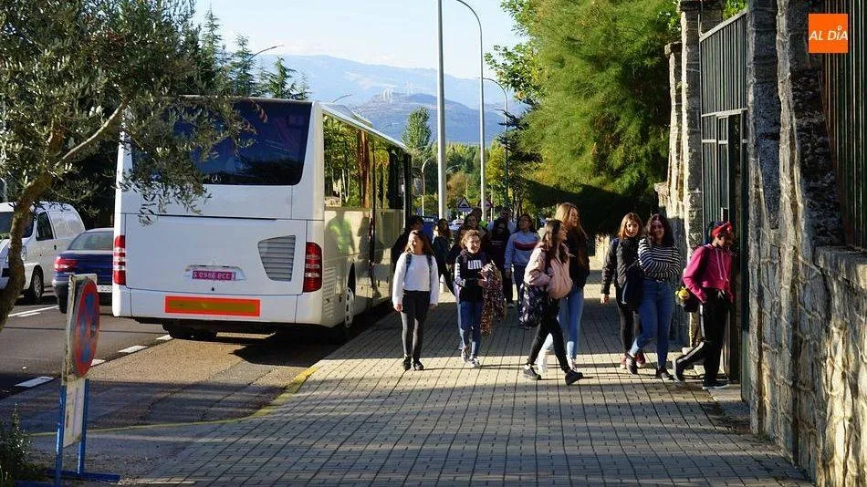 Escolares entrando en un colegio de Guijuelo tras bajar del autobús del transporte escolar. Archivo