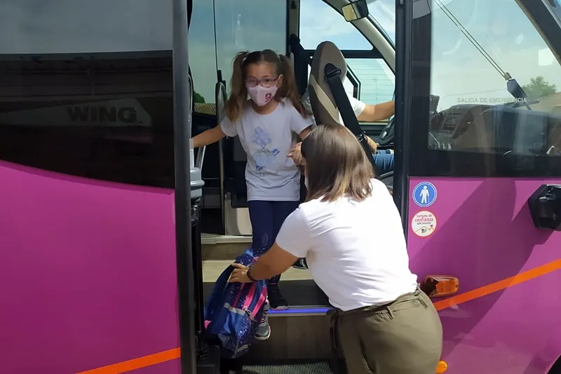 Iría, recogida a su llegada al Campo de Peñaranda en el autobús del Transporte Escolar