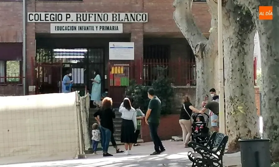 Padres, madres y alumnos a la entrada del CEIP Rufino Blanco. Foto de Lydia González