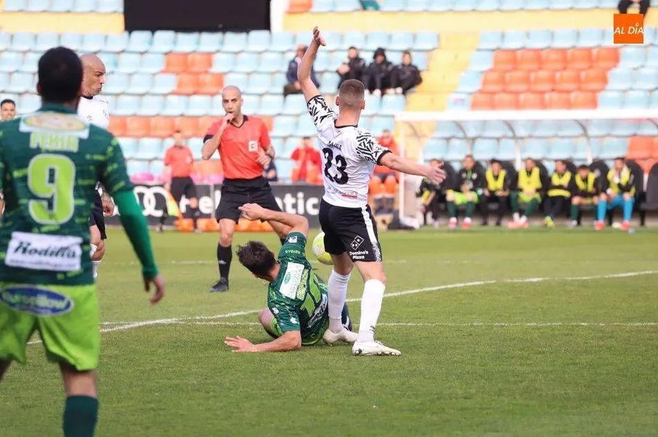 Molina pugna por un balón en un derbi pasado entre ambos conjuntos