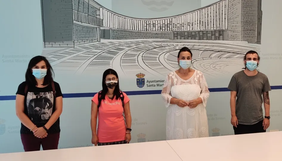 La concejal del área, Cruz Gacho, en el centro, en la presentación de este servicio