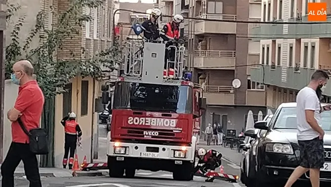 Una antena de tv caía a la vía pública en la calle Guatemala