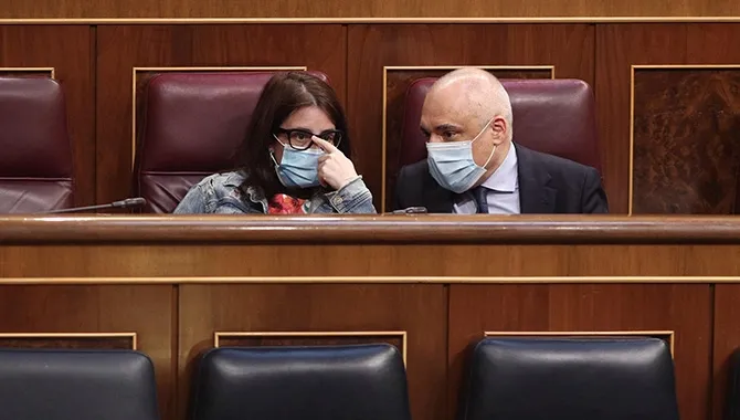 La portavoz del Grupo Socialista, Adriana Lastra, habla con el secretario general del grupo, Rafael Simancas. EP