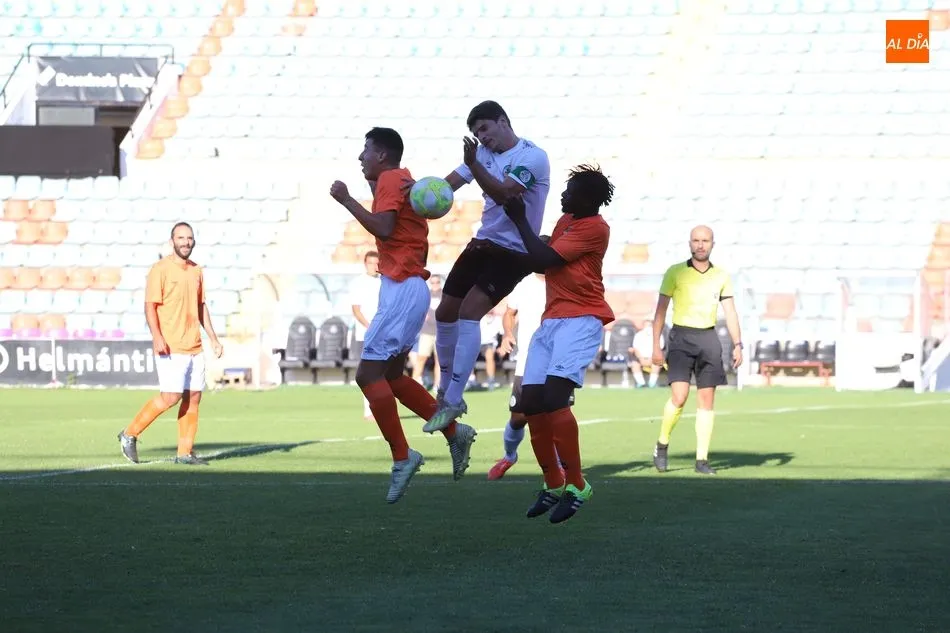 Amaro lucha con dos rivales del Ciudad Rodrigo