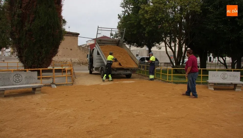 Operarios municipales echaban nueva arena a la plaza de Santiago Martín El Viti