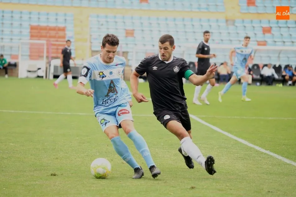 Uxío lucha por un balón / Lydia González